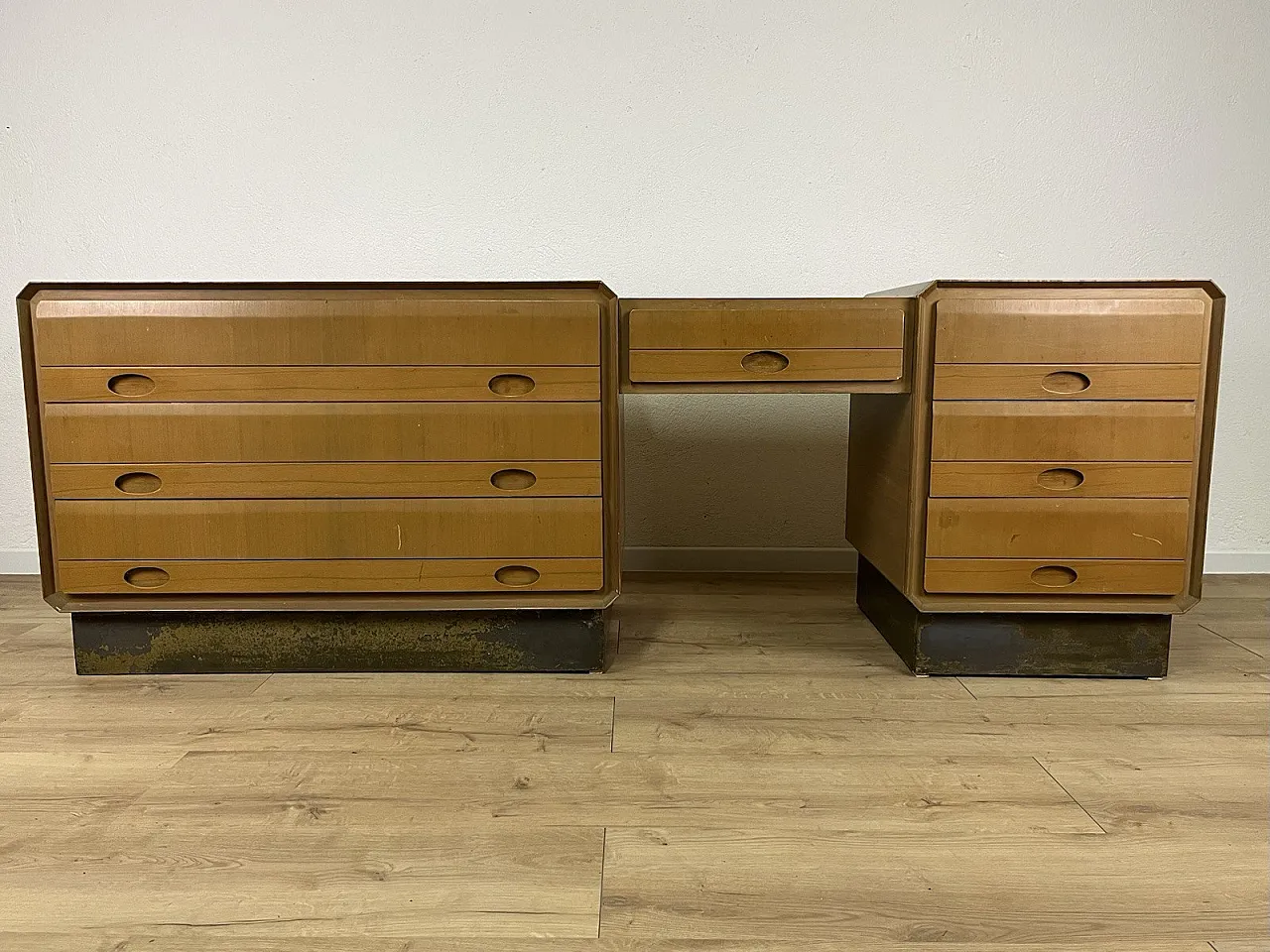 Cassettiera consolle a 3 corpi in legno e ottone, anni '60 1