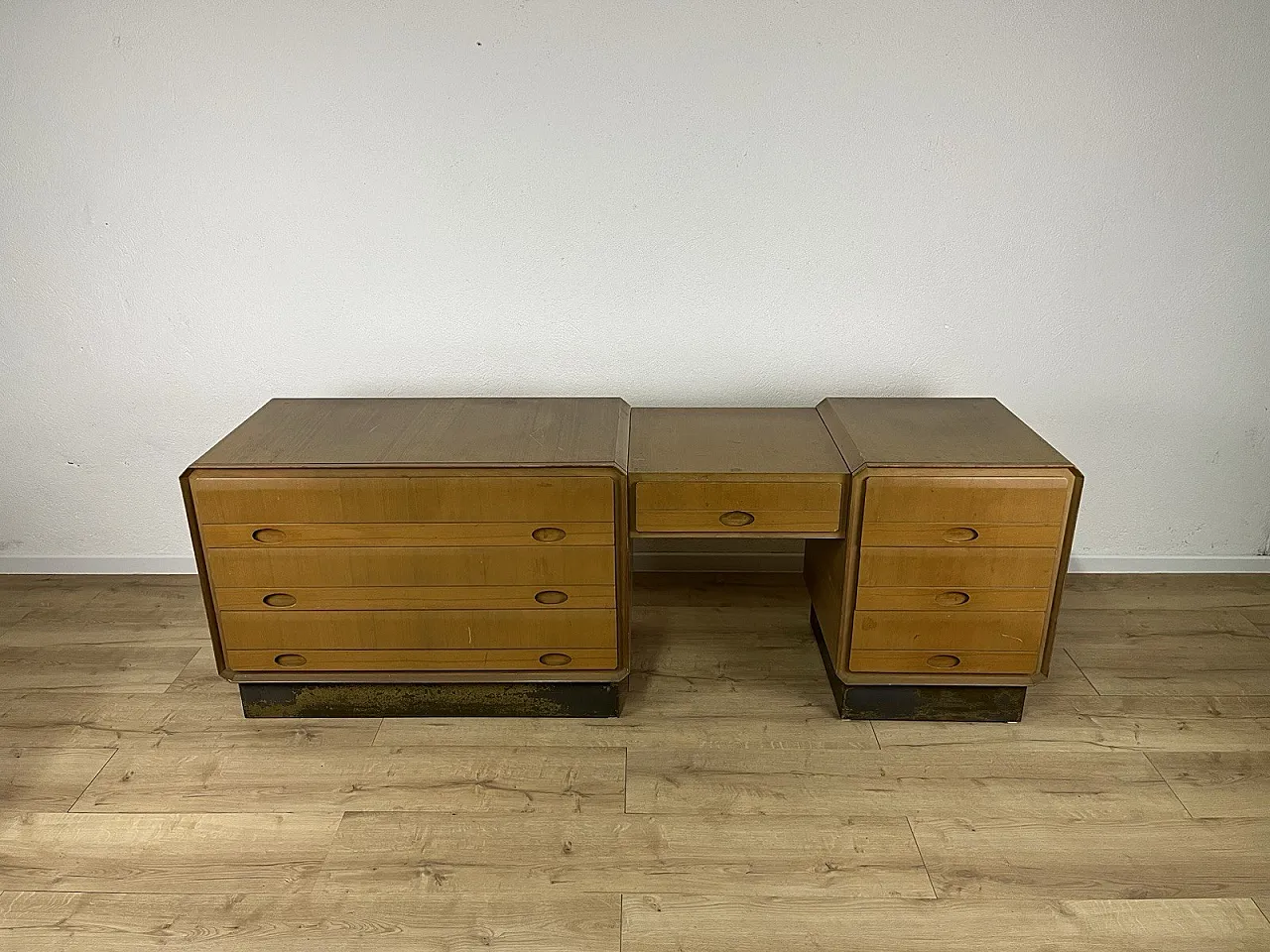 Cassettiera consolle a 3 corpi in legno e ottone, anni '60 2