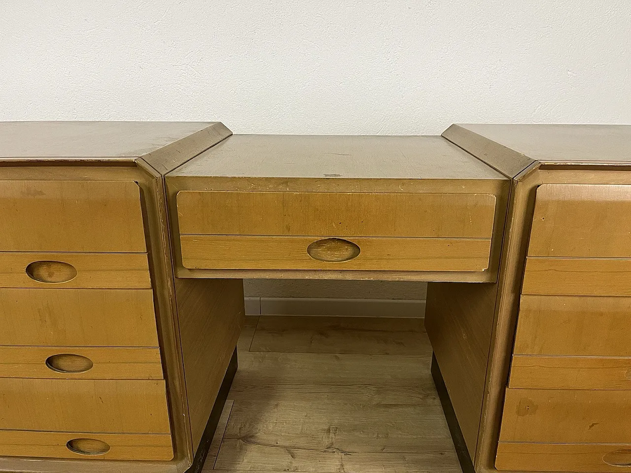 Cassettiera consolle a 3 corpi in legno e ottone, anni '60 4