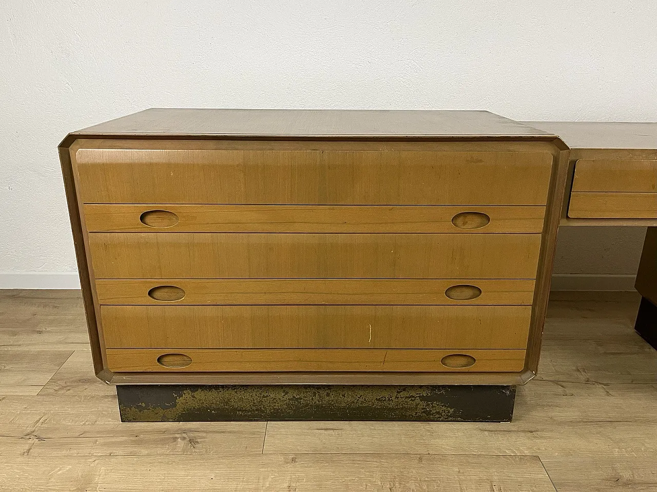 Cassettiera consolle a 3 corpi in legno e ottone, anni '60 5