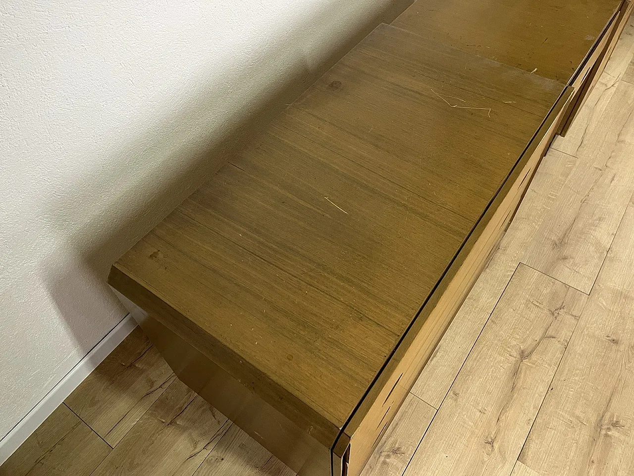 Cassettiera consolle a 3 corpi in legno e ottone, anni '60 9