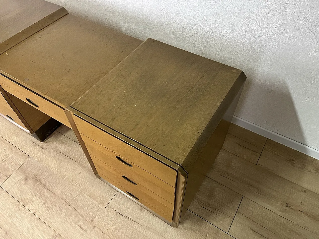 Cassettiera consolle a 3 corpi in legno e ottone, anni '60 11