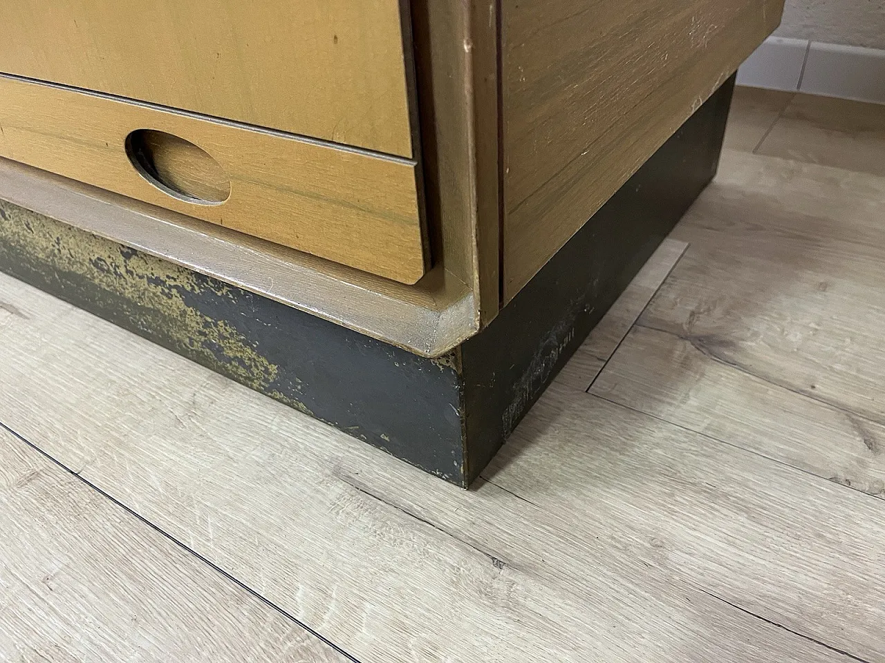 Cassettiera consolle a 3 corpi in legno e ottone, anni '60 13