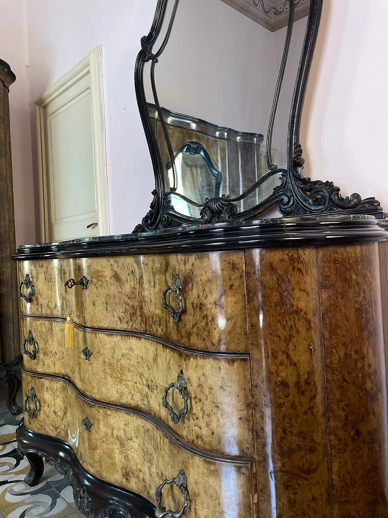 Walnut burl chest of drawers with mirror, 1940s 2