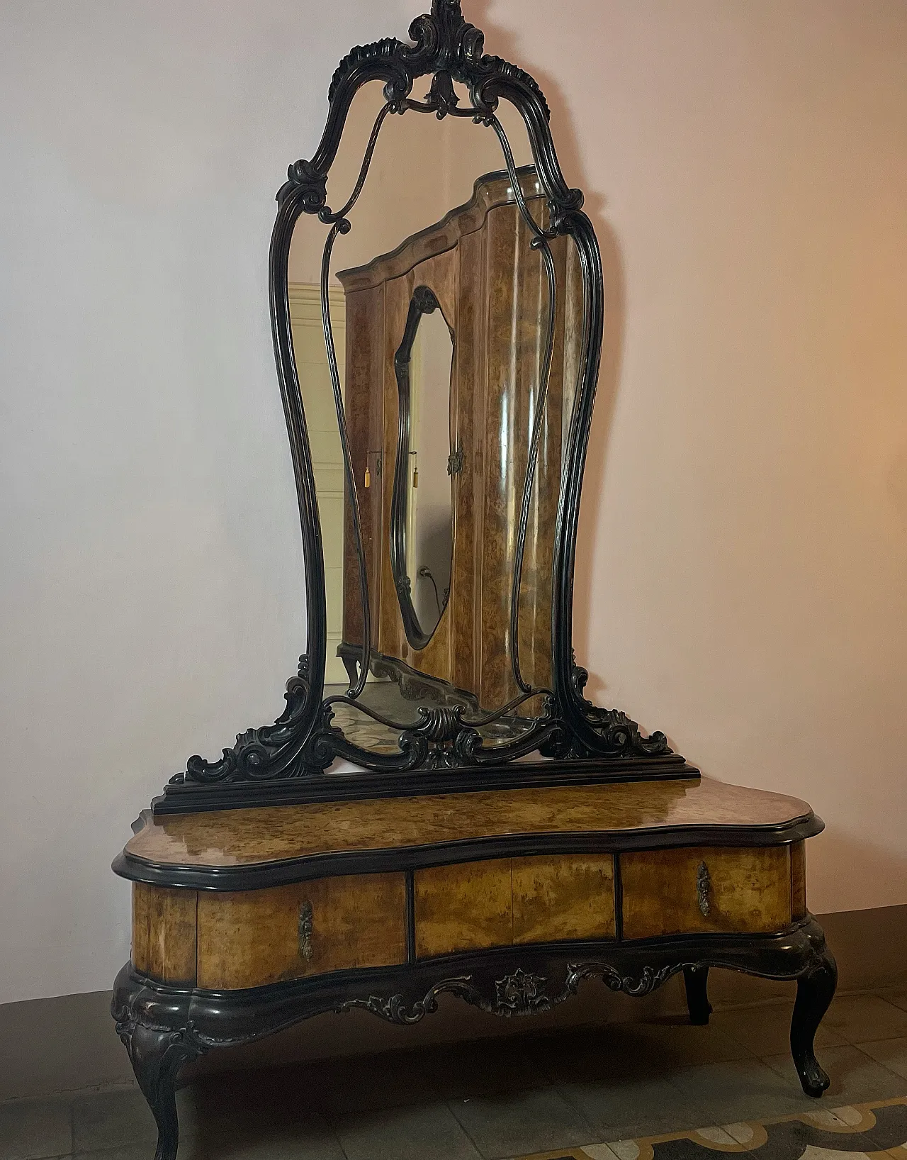 Walnut burl dressing table with mirror, early 20th century 1