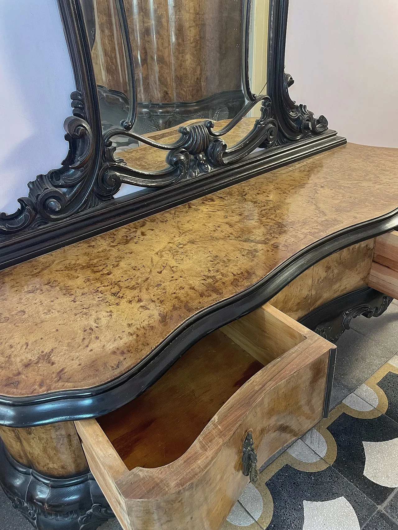 Walnut burl dressing table with mirror, early 20th century 2