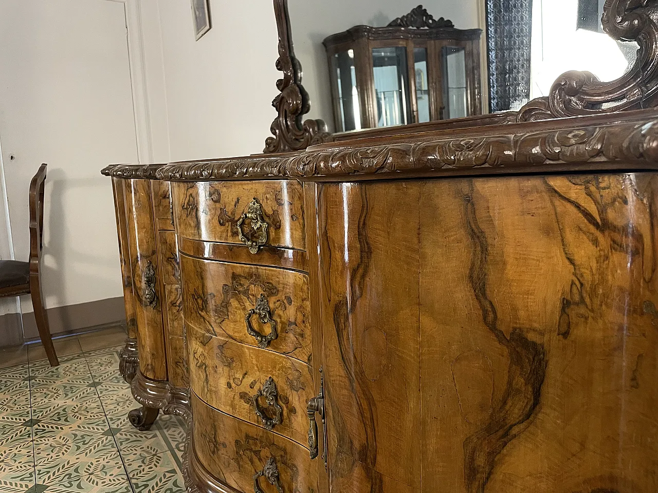 Pair of walnut burl chests of drawers with mirror, early 20th century 1