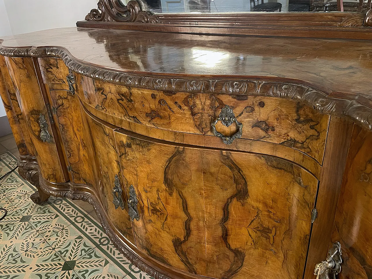 Pair of walnut burl chests of drawers with mirror, early 20th century 2