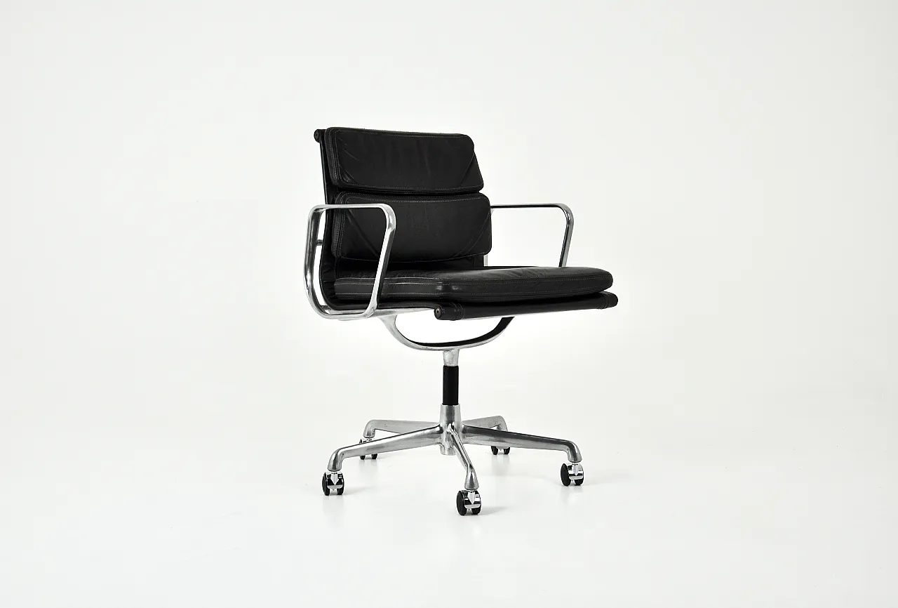 Sedia per cuscinetti morbidi in pelle nera di Charles e Ray Eames per ICF, anni '70 1