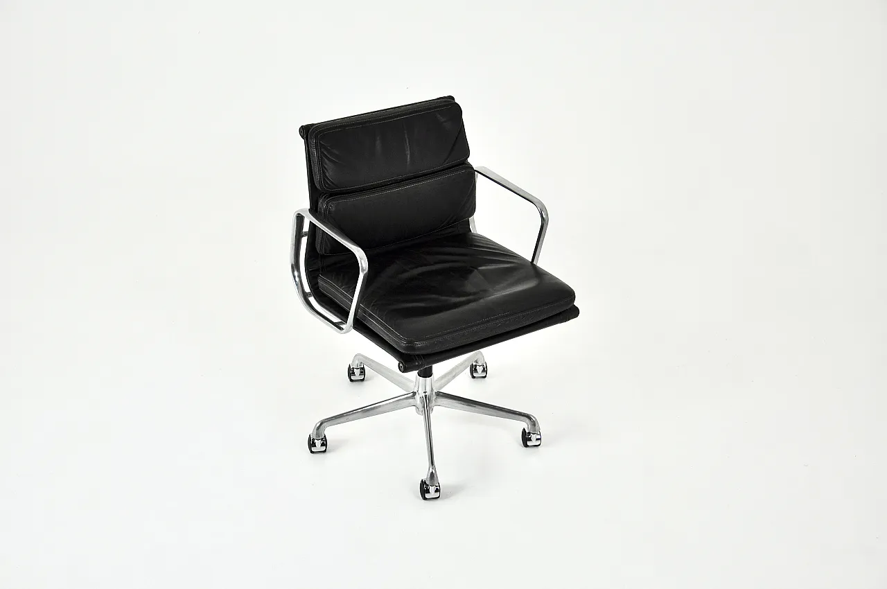 Sedia per cuscinetti morbidi in pelle nera di Charles e Ray Eames per ICF, anni '70 2