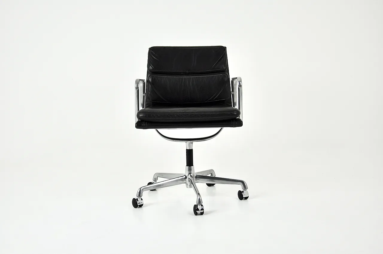 Sedia per cuscinetti morbidi in pelle nera di Charles e Ray Eames per ICF, anni '70 3