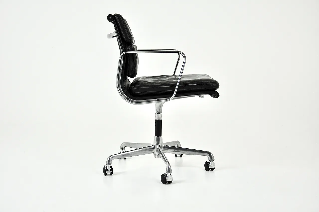 Sedia per cuscinetti morbidi in pelle nera di Charles e Ray Eames per ICF, anni '70 4