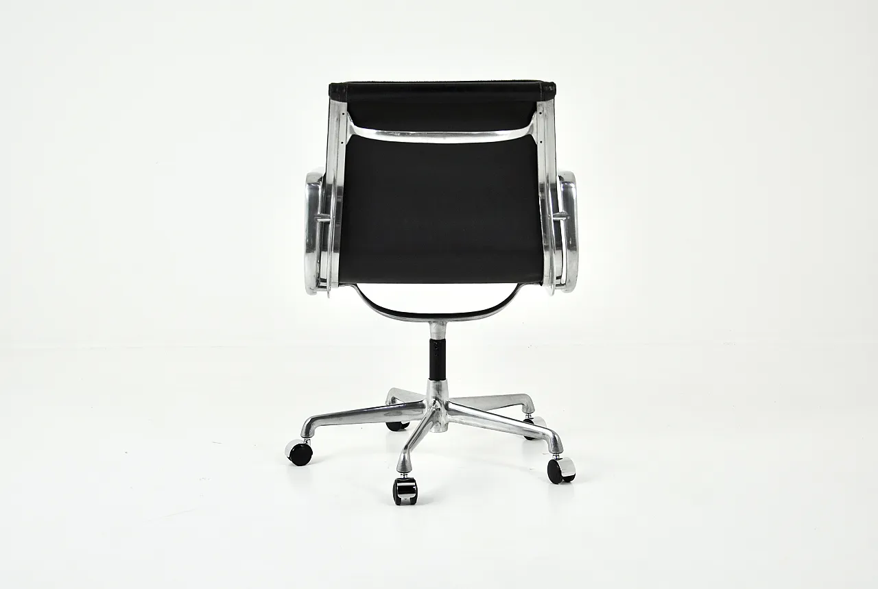 Sedia per cuscinetti morbidi in pelle nera di Charles e Ray Eames per ICF, anni '70 5