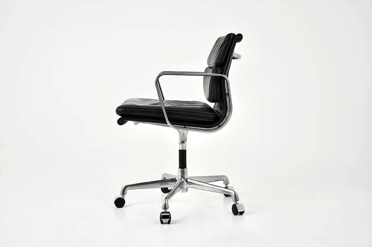 Sedia per cuscinetti morbidi in pelle nera di Charles e Ray Eames per ICF, anni '70 6