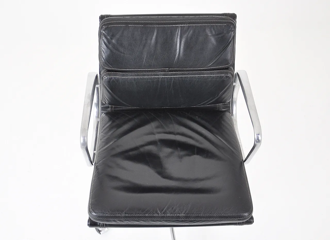 Sedia per cuscinetti morbidi in pelle nera di Charles e Ray Eames per ICF, anni '70 8