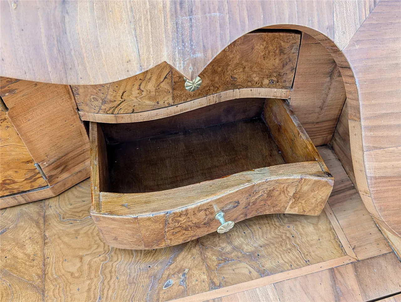 Scrivania in legno di noce con rifiniture in limelight, metà '900 8