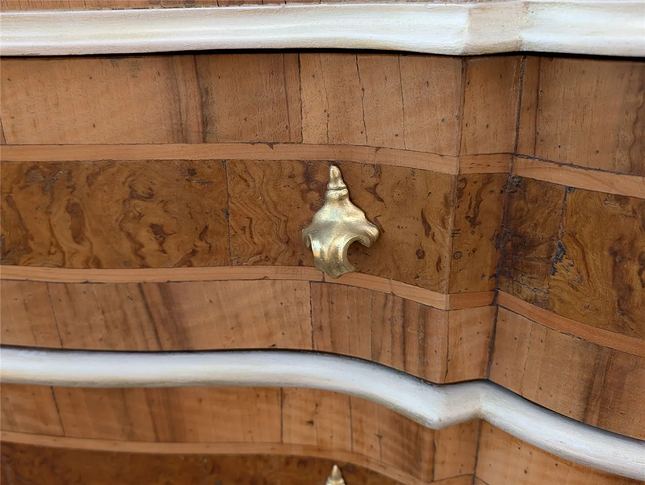 Scrivania in legno di noce con rifiniture in limelight, metà '900 11