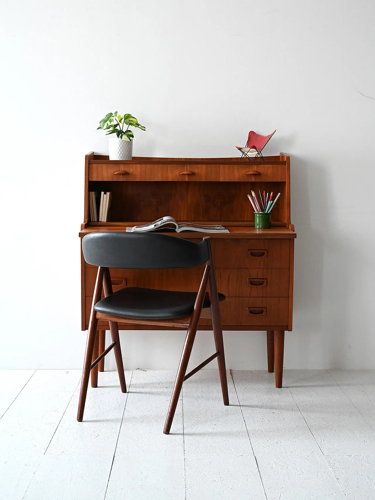 Secretaire scandinavo in teak con maniglie scolpite 1