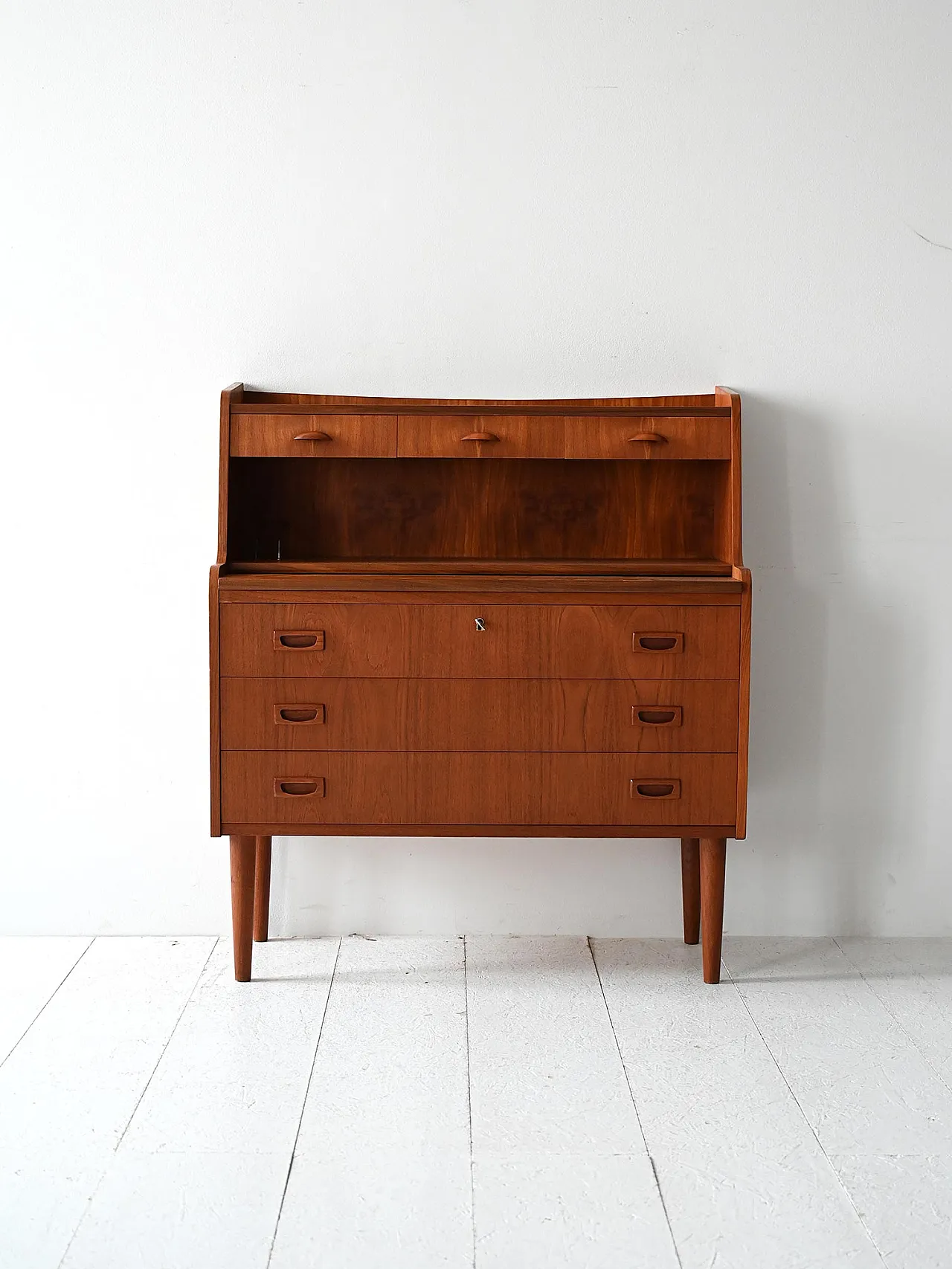Secretaire scandinavo in teak con maniglie scolpite 2