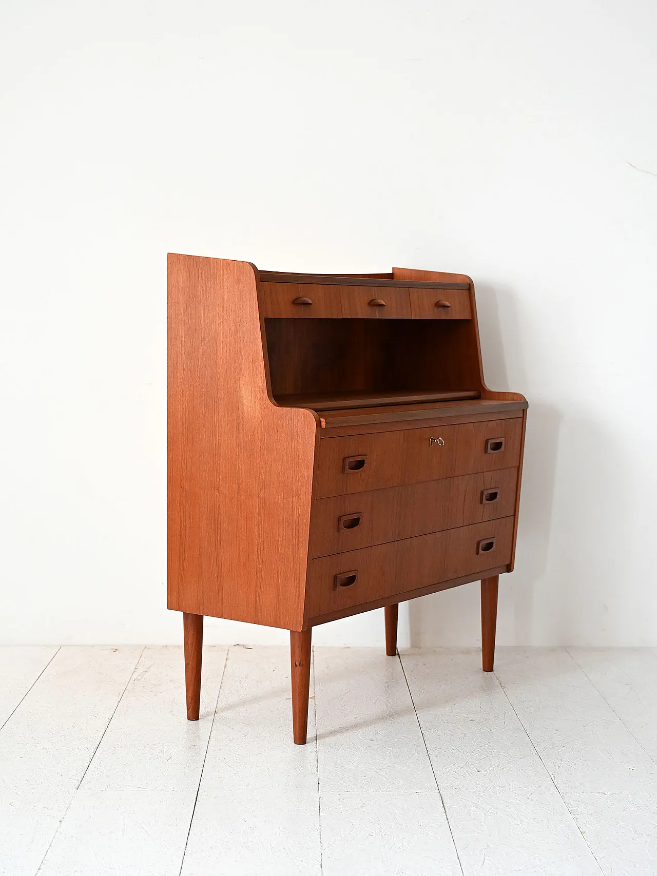 Secretaire scandinavo in teak con maniglie scolpite 3