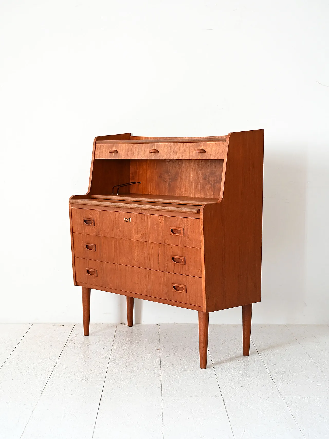 Secretaire scandinavo in teak con maniglie scolpite 4