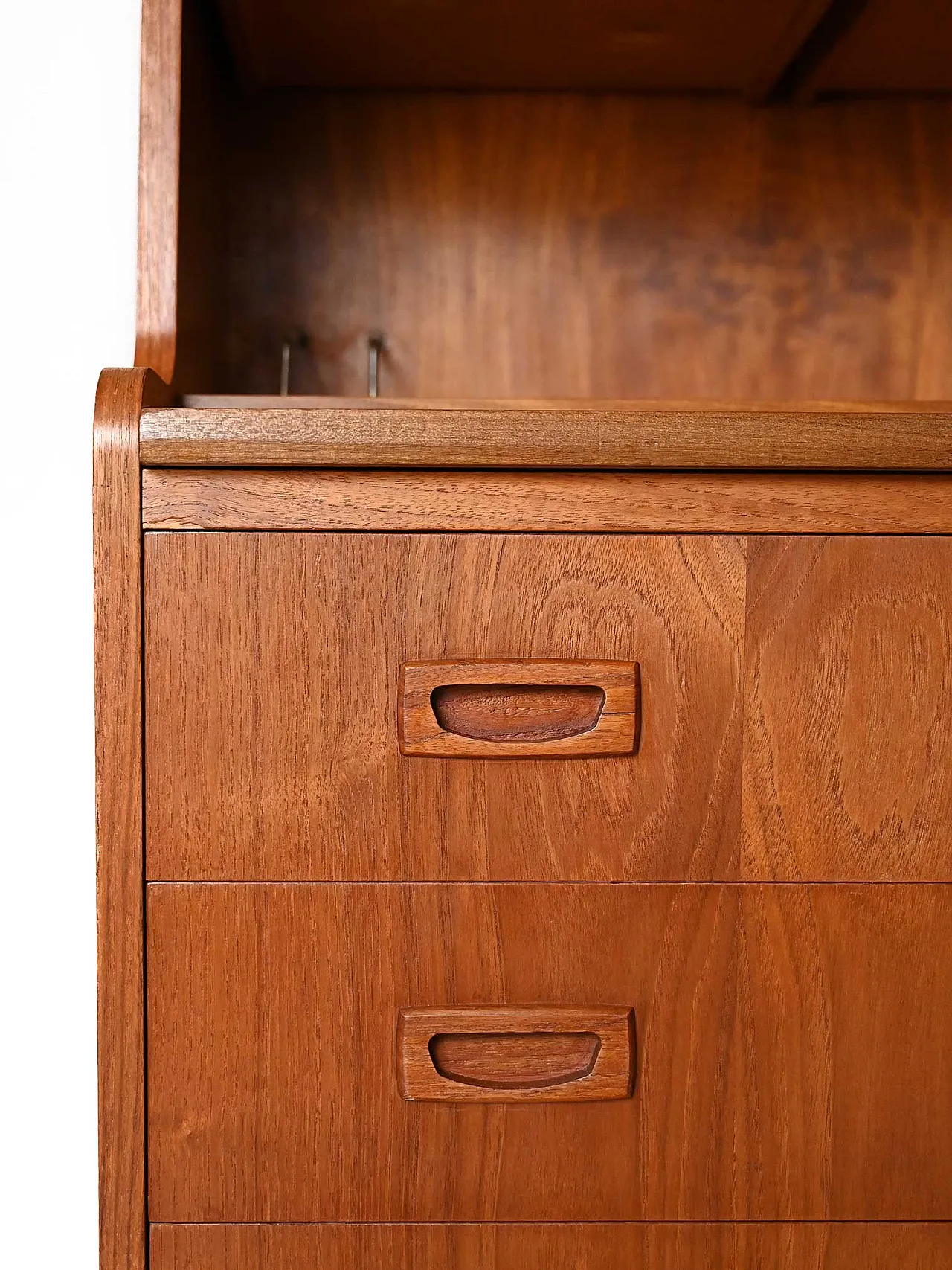 Secretaire scandinavo in teak con maniglie scolpite 6