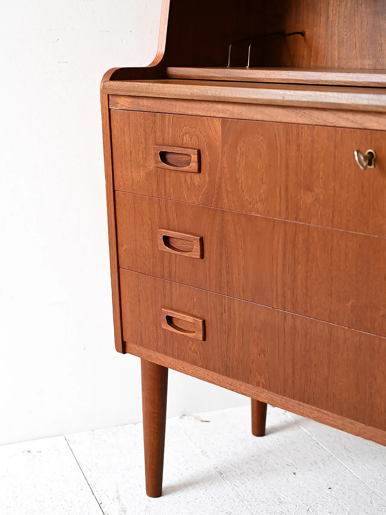 Secretaire scandinavo in teak con maniglie scolpite 7
