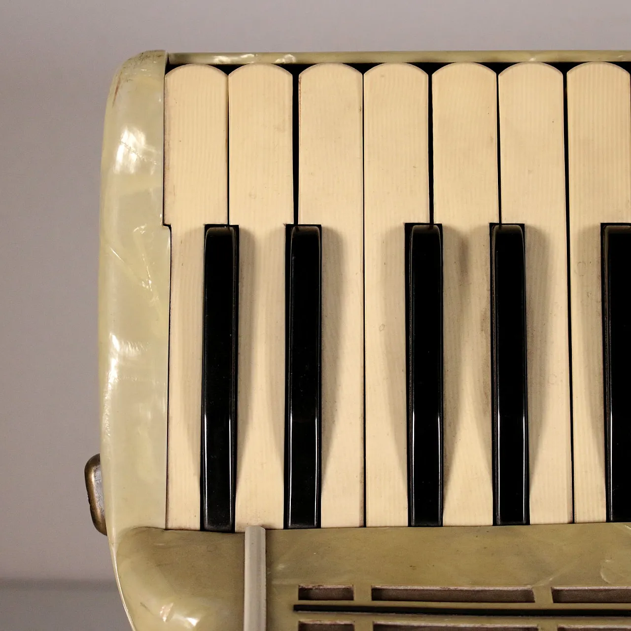 Mother-of-pearl effect bakelite Paolo Soprani accordion, 1940s 4