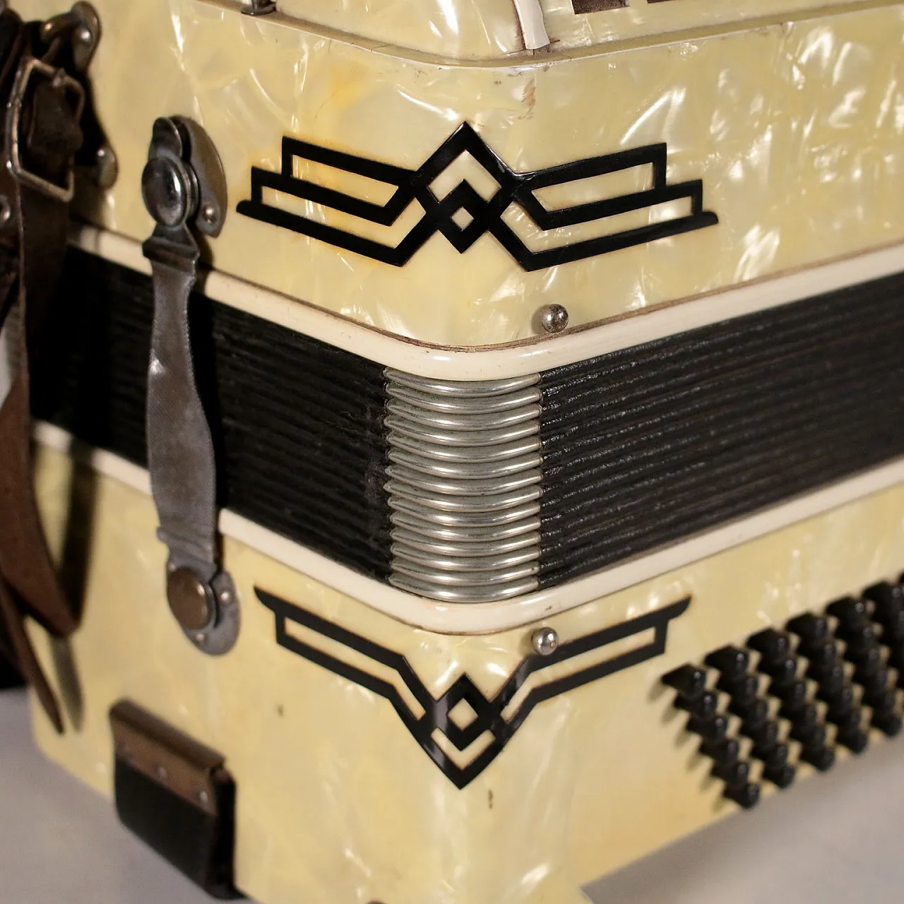 Mother-of-pearl effect bakelite Paolo Soprani accordion, 1940s 7