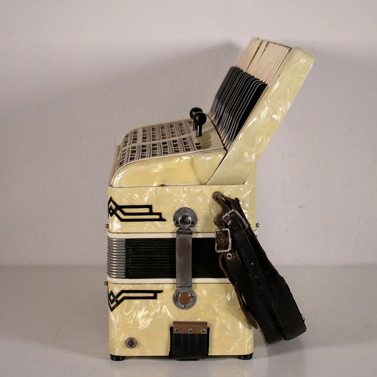 Mother-of-pearl effect bakelite Paolo Soprani accordion, 1940s 9