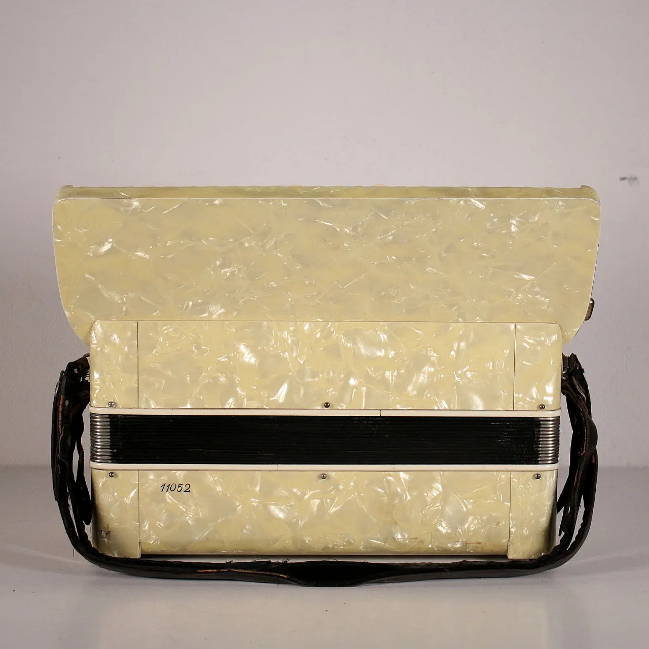 Mother-of-pearl effect bakelite Paolo Soprani accordion, 1940s 10