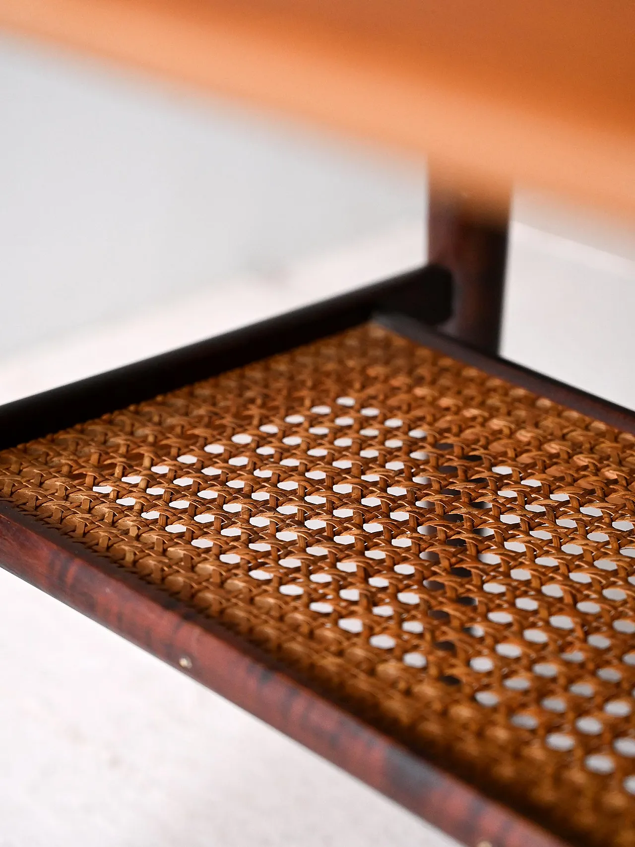Coffee table scandinavo anni ’60 con mensola in paglia di Vienna 5