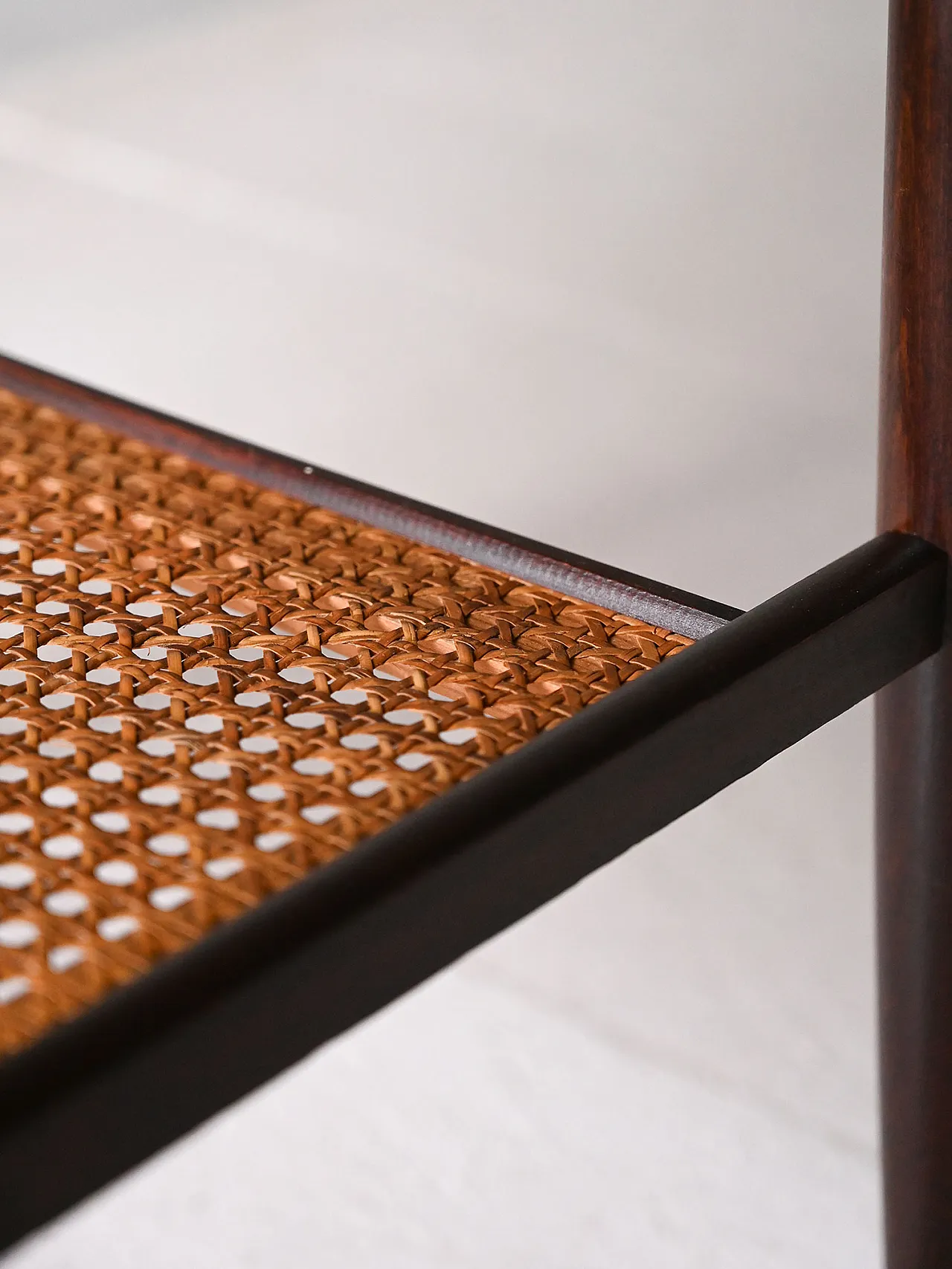 Coffee table scandinavo anni ’60 con mensola in paglia di Vienna 6