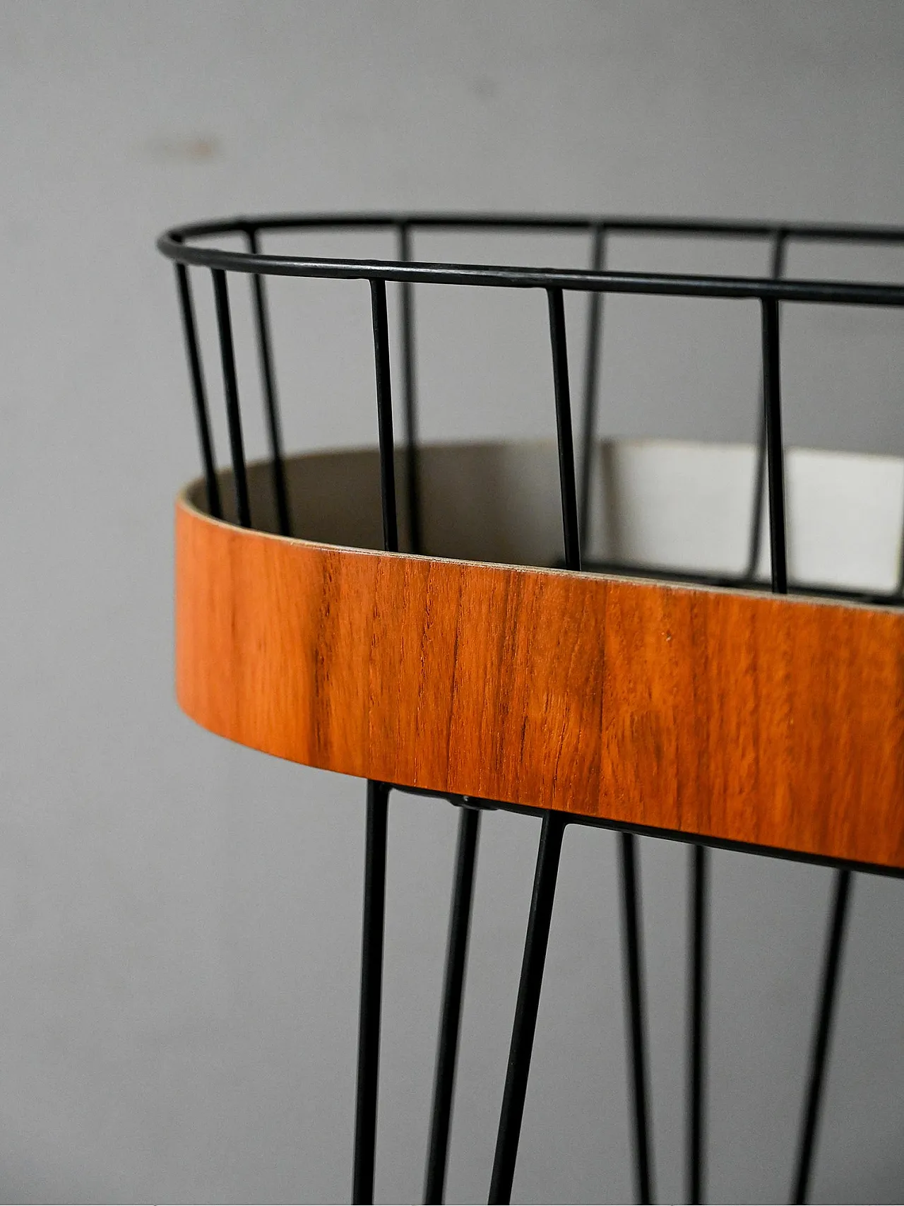 Portafiori scandinavo anni ’60 in teak e metallo 5