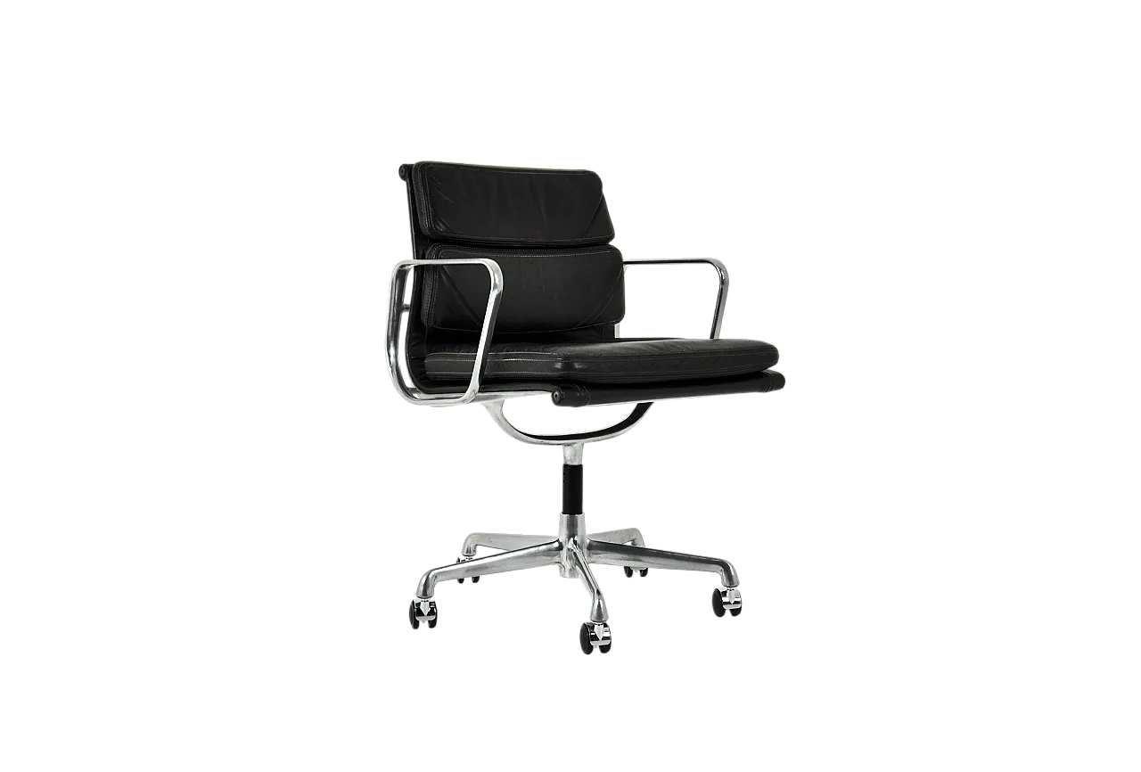 Sedia per cuscinetti morbidi in pelle nera di Charles e Ray Eames per ICF, anni '70 10