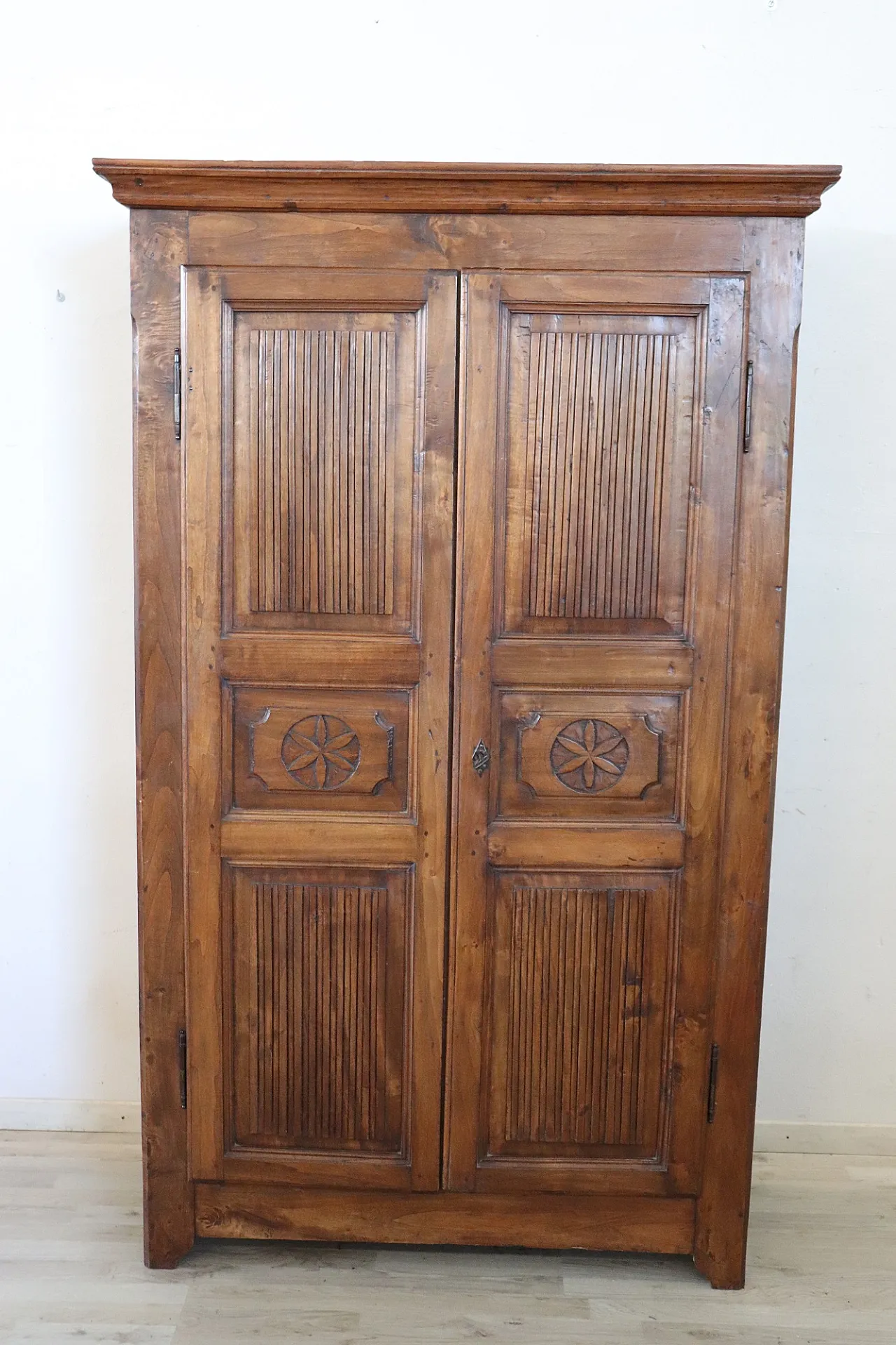 Solid poplar wardrobe, early 19th century 2