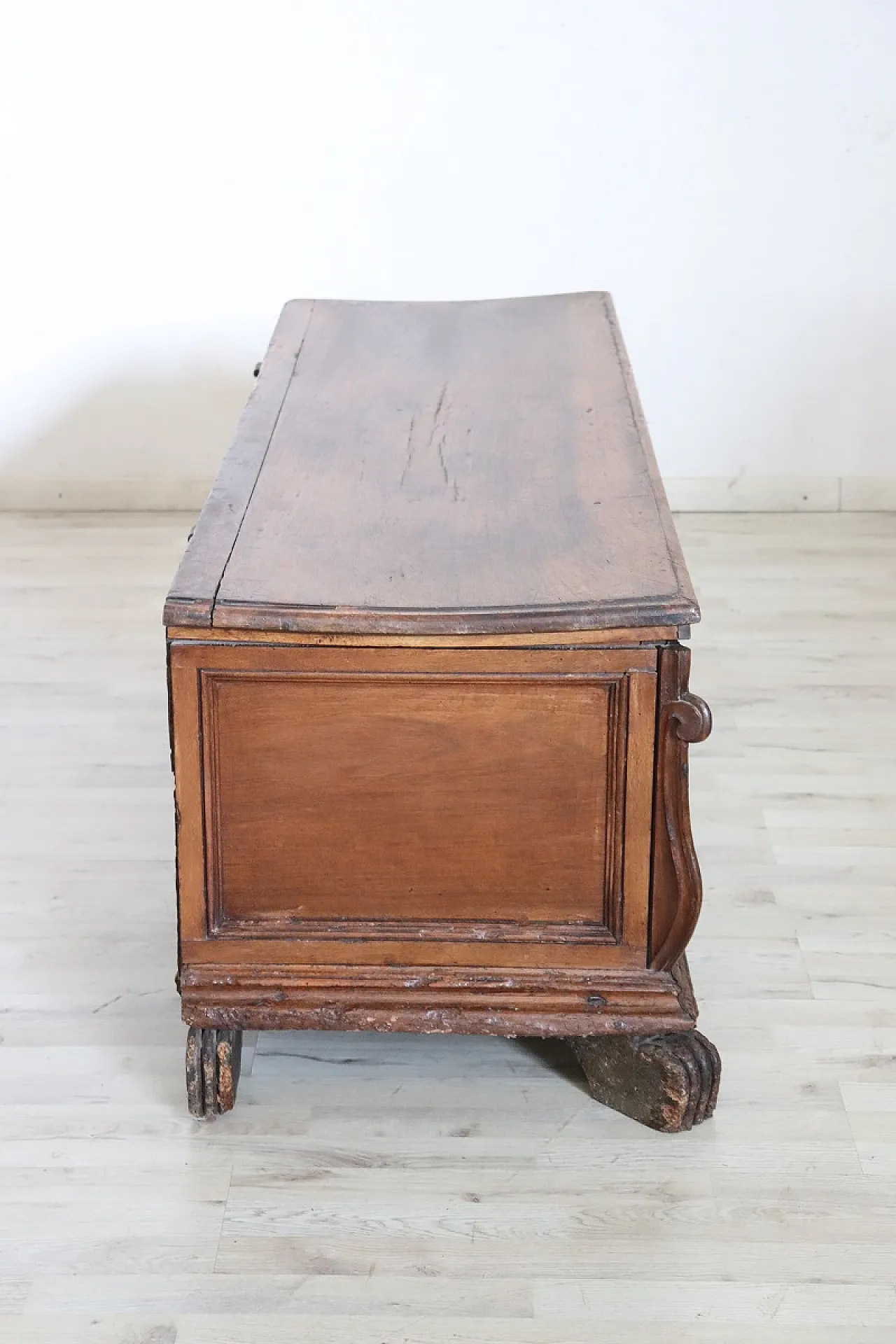 Ancient chest in solid walnut '700 12