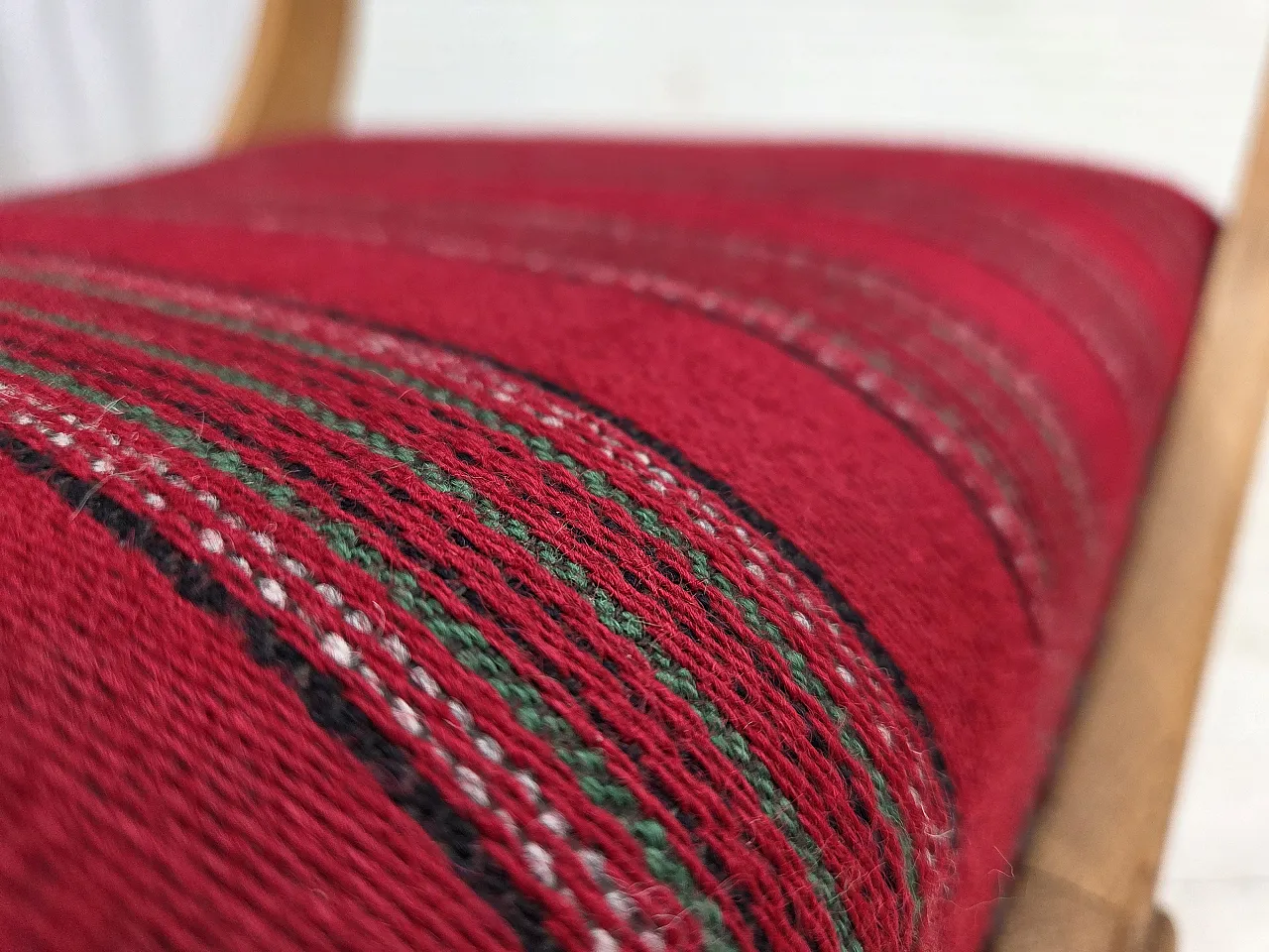 Poltrona danese, lana di mobili rossi originale, legno di quercia solida, anni '70 5