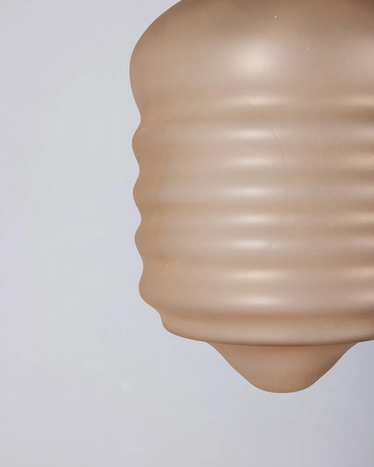 Lampada a sospensione in vetro rosa, anni '50 5