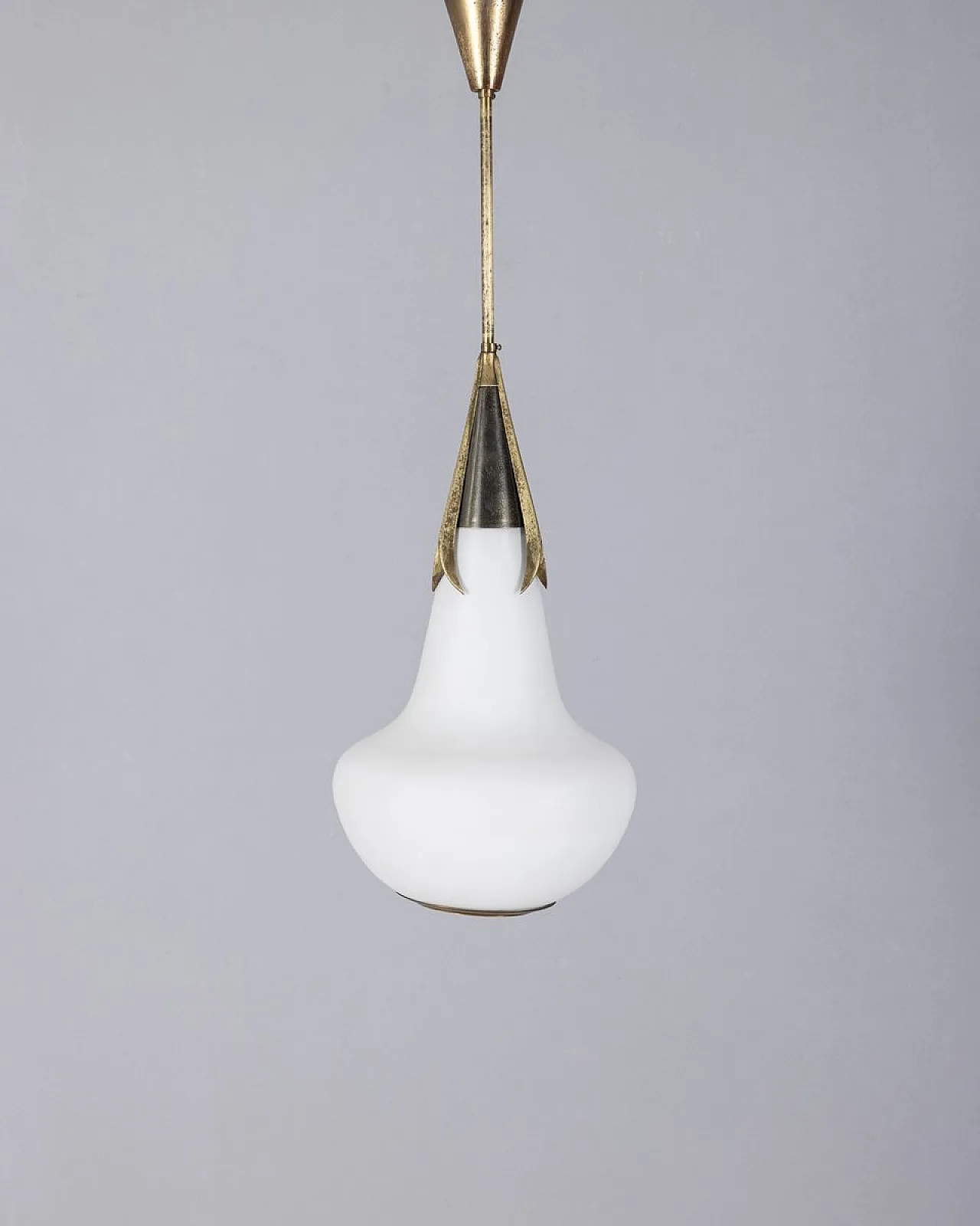 Lampada a sospensione in ottone e vetro opalino di Stilnovo, anni '60 1