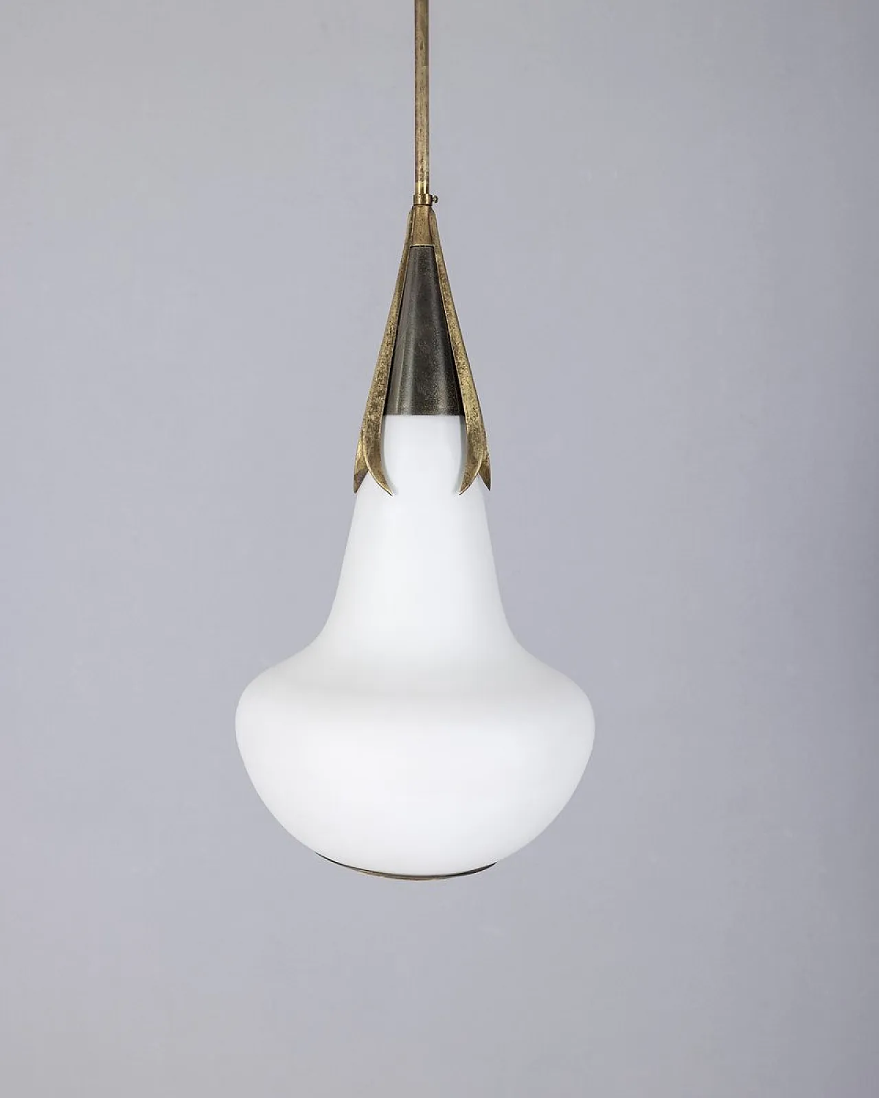 Lampada a sospensione in ottone e vetro opalino di Stilnovo, anni '60 2