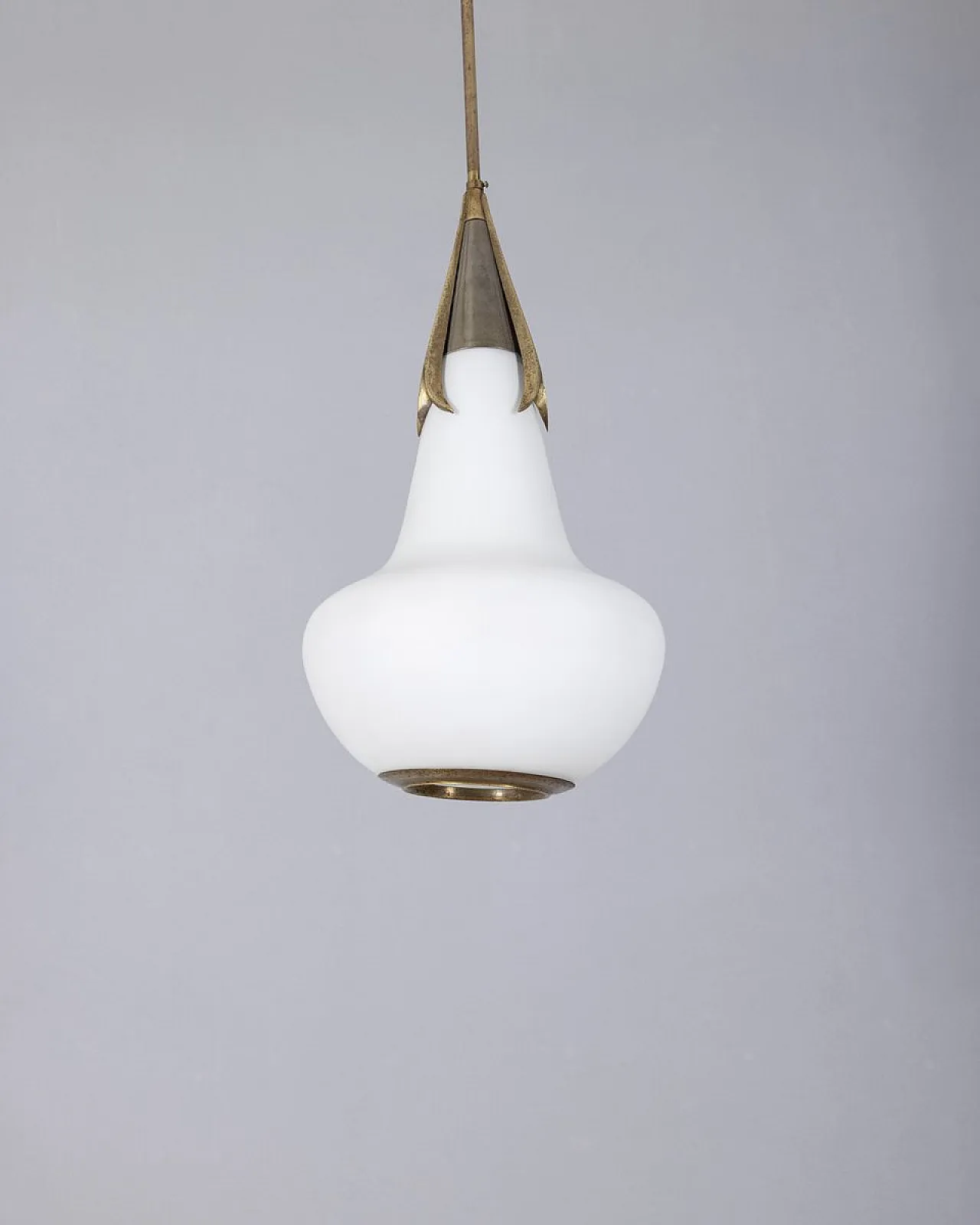 Lampada a sospensione in ottone e vetro opalino di Stilnovo, anni '60 3