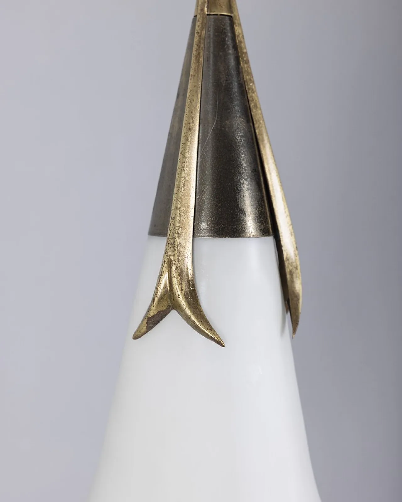 Lampada a sospensione in ottone e vetro opalino di Stilnovo, anni '60 4