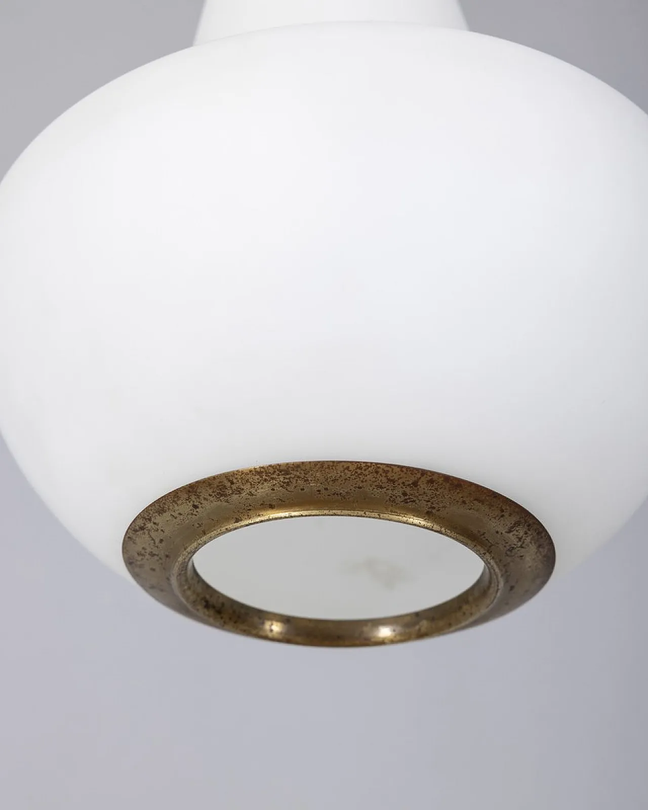Lampada a sospensione in ottone e vetro opalino di Stilnovo, anni '60 5