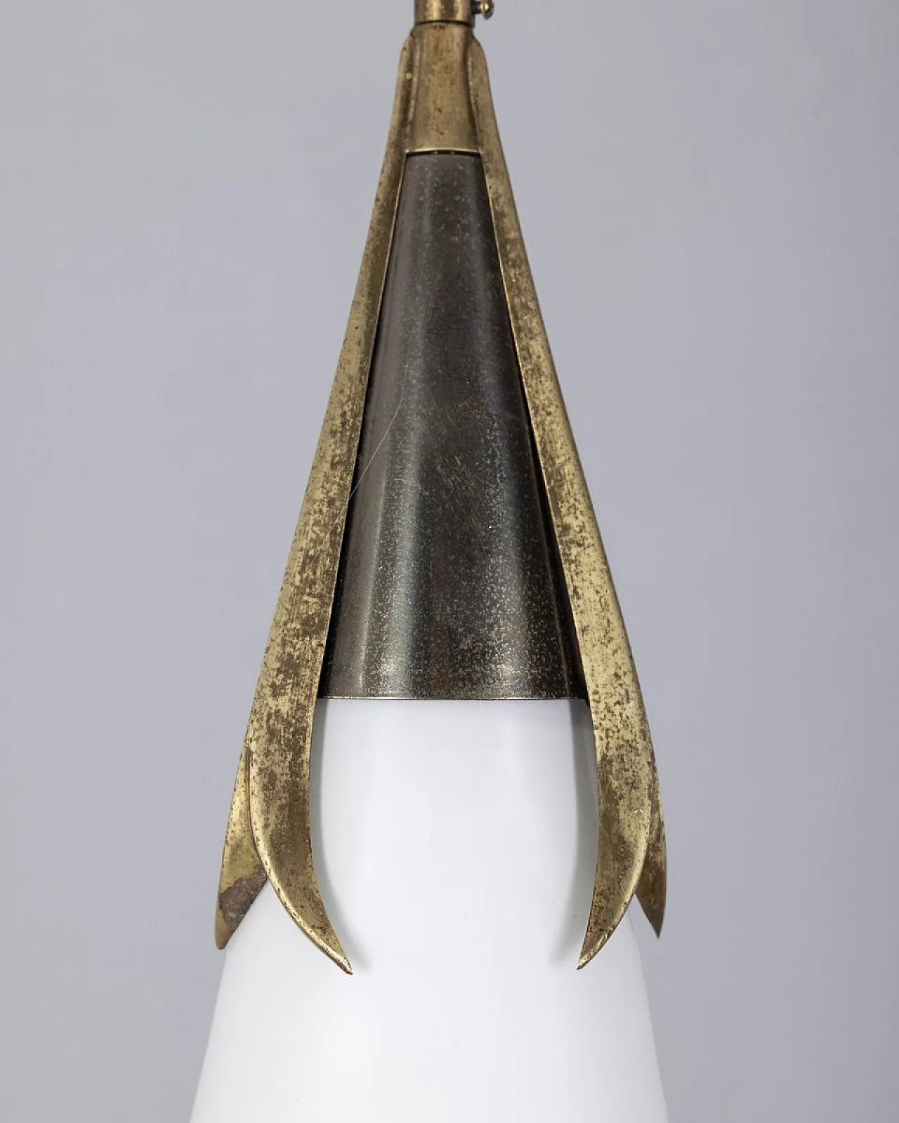 Lampada a sospensione in ottone e vetro opalino di Stilnovo, anni '60 6