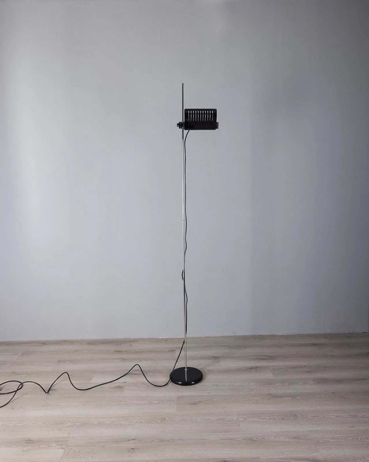 Lampada da pavimento Colombo 626 di Joe Colombo per Oluce, anni '70 1