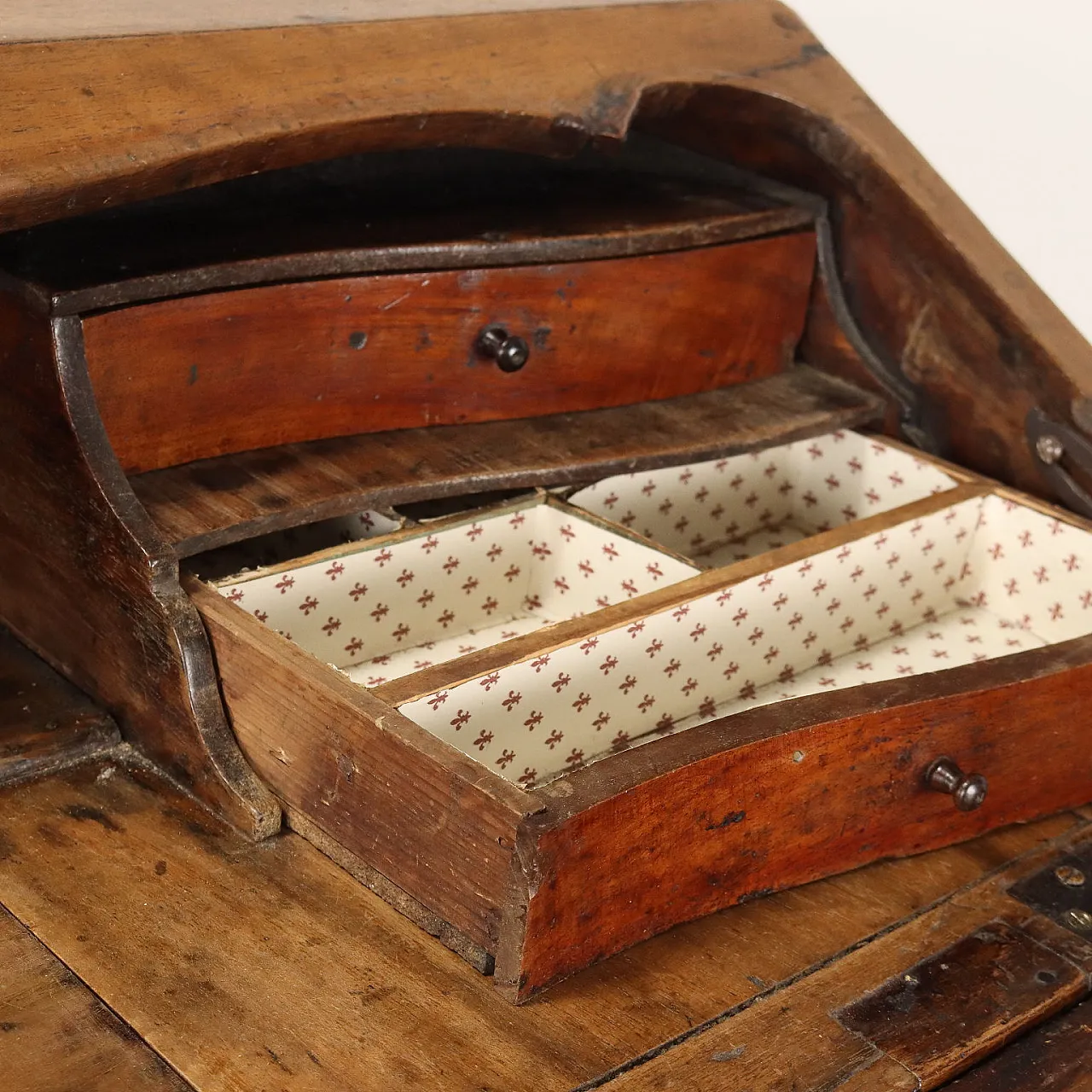 Ribalta Barocca in noce e abete con 7 cassetti, '700 7