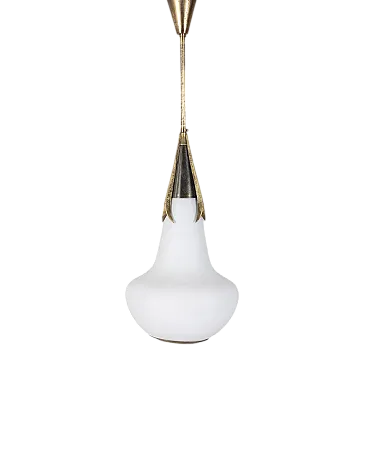 Lampada a sospensione in ottone e vetro opalino di Stilnovo, anni '60