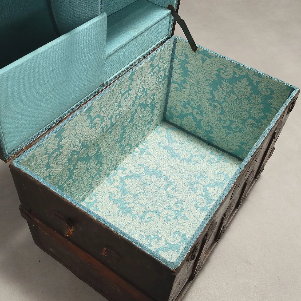 Cassa eclettica in pioppo, argento, abete e metallo, fine '800 4