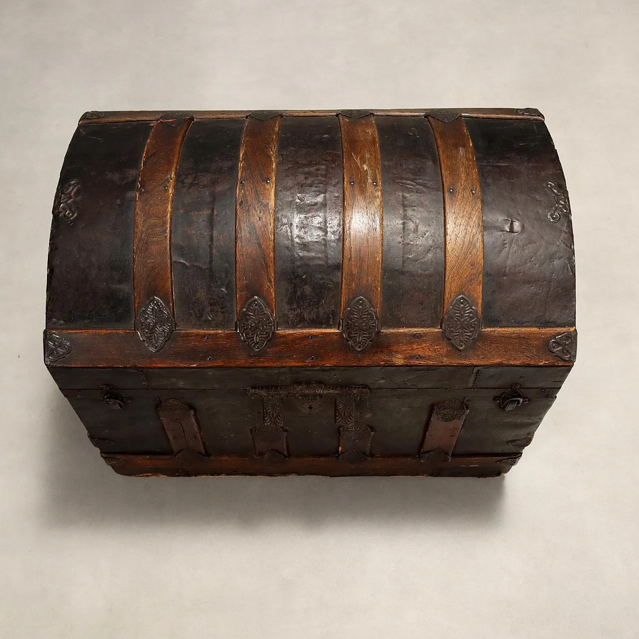 Cassa eclettica in pioppo, argento, abete e metallo, fine '800 5